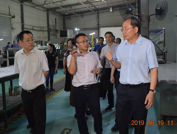 广西壮族自治区人大常委会副主任、党组书记王跃飞一行莅临晶联光电调研